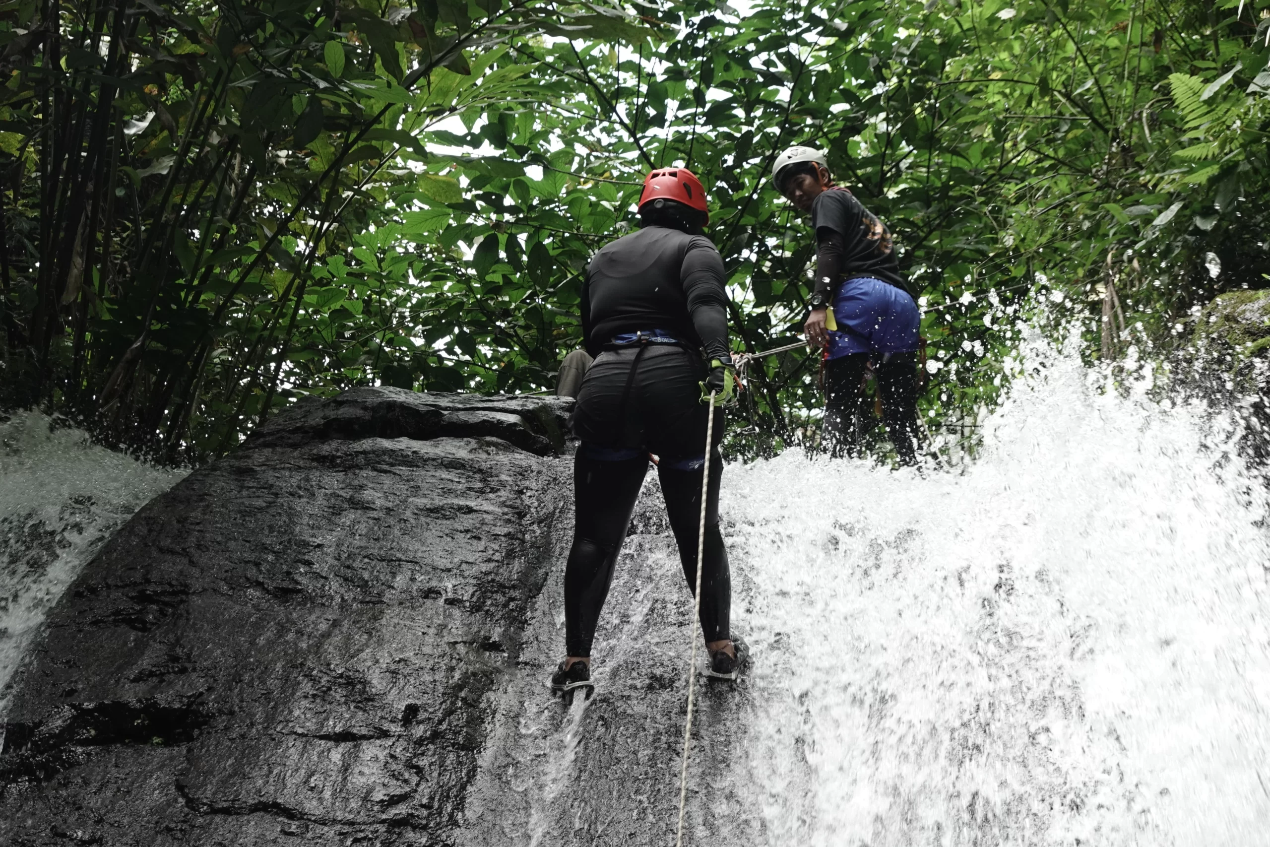 Canyoning di dinding curug, Pasir Luhur Canyoning di aliran curug, Pasir Luhur