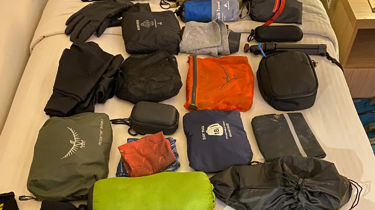 Tips mendaki gunung, persiapkan peralatan mendaki gunung selengkap mungkin sesuai standar keselamatan