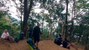 Isritahat, makan siang dan sholat di Pos 3 Gunung Cikuray via Pemancar
