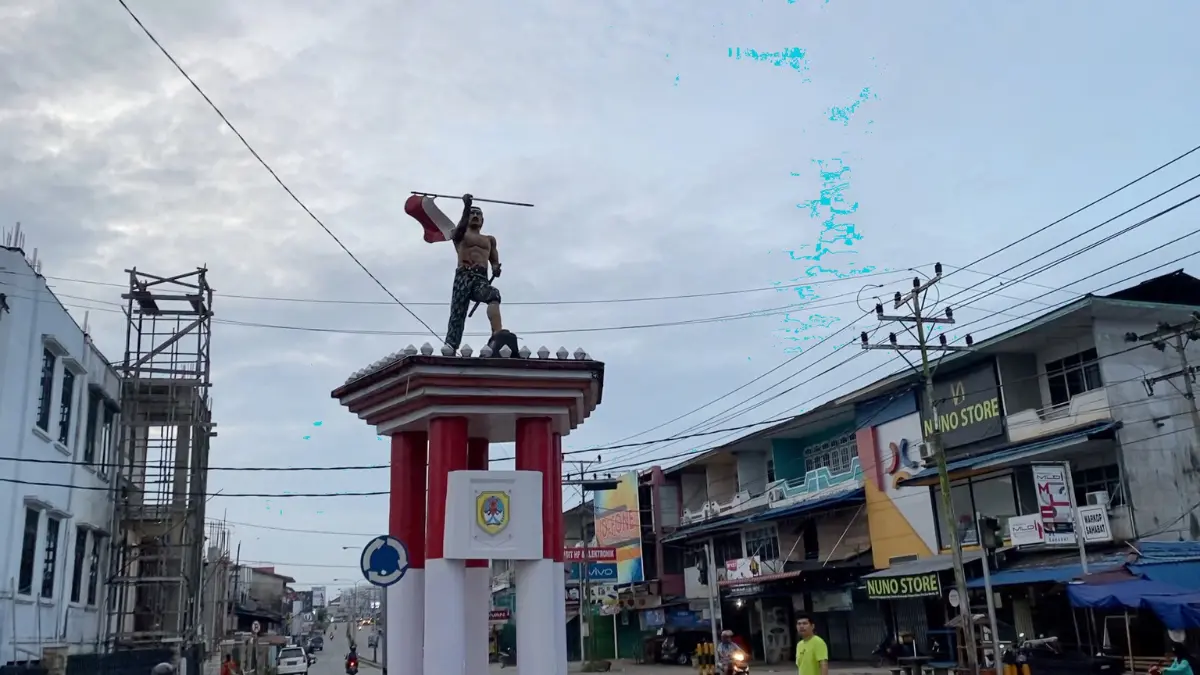Patung simbol Kota Nangah Pinoh Kalimantan