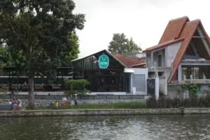 Kafe Koloni di area wisata Danau Situ Gede