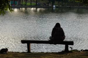 Melamun dipinggir danau