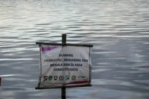 Papan larangan memancing dan menjaring ikan di danau situ gede