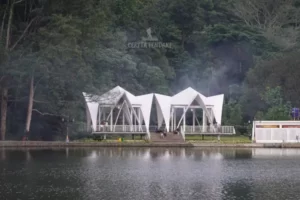 Rumah panggung besar putih di Danau Situ Gede