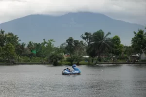 Wahana air di danau situ gede dengan pemandangan alam Gunung Salak