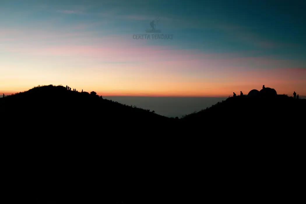 Menyaksikan sunrise di bukit teletubies Gunung Prau