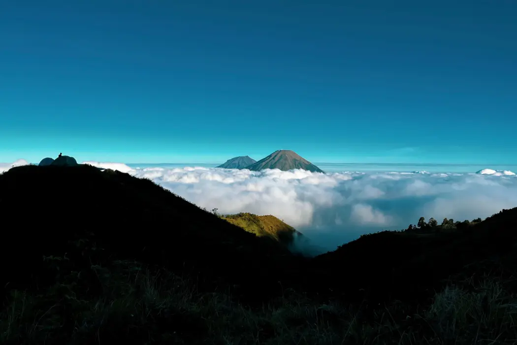 Pemandangan ikonik Gunung Sindoro dan Gunung Sumbing dari Prau
