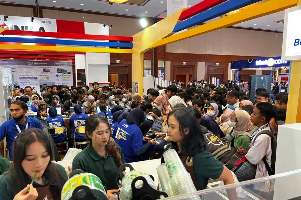 Detik-detik penutupan antrian masih membludak