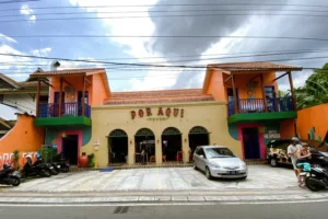 Halaman depan sekaligus parkiran Por Aqui Jogja