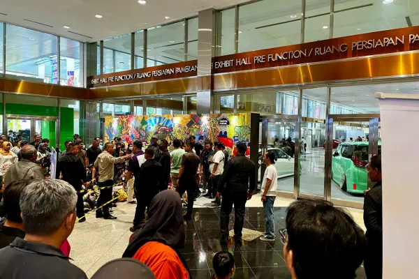 Suasana ketegangan di Cendrawasih Hall dalam antrian ke booth tiket.com