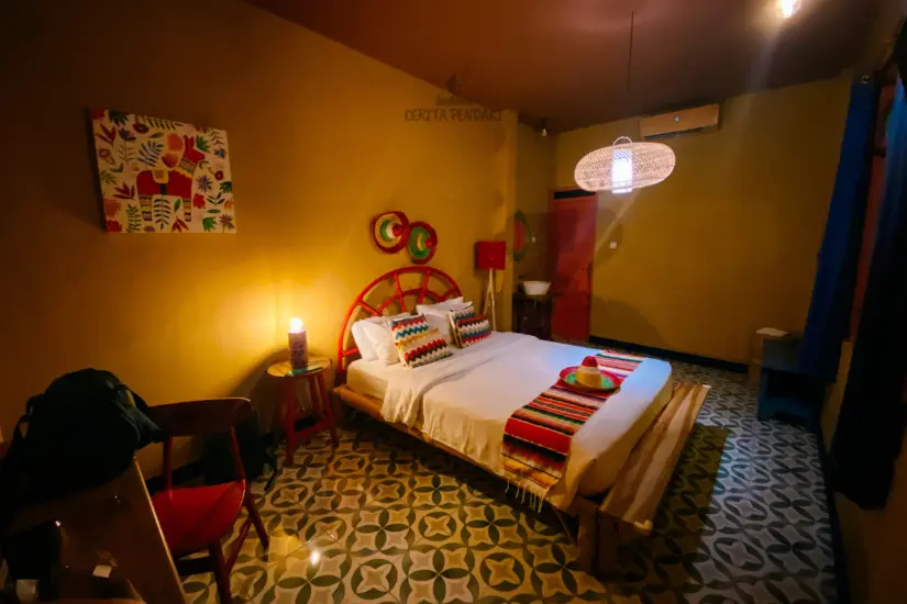 Suasana remang-remang Kamar Picamanderos cocok untuk introvert yang menyukai kesunyian