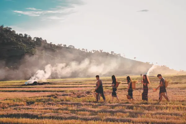 Kegiatan berburu mencari makanan untuk bertahan hidup