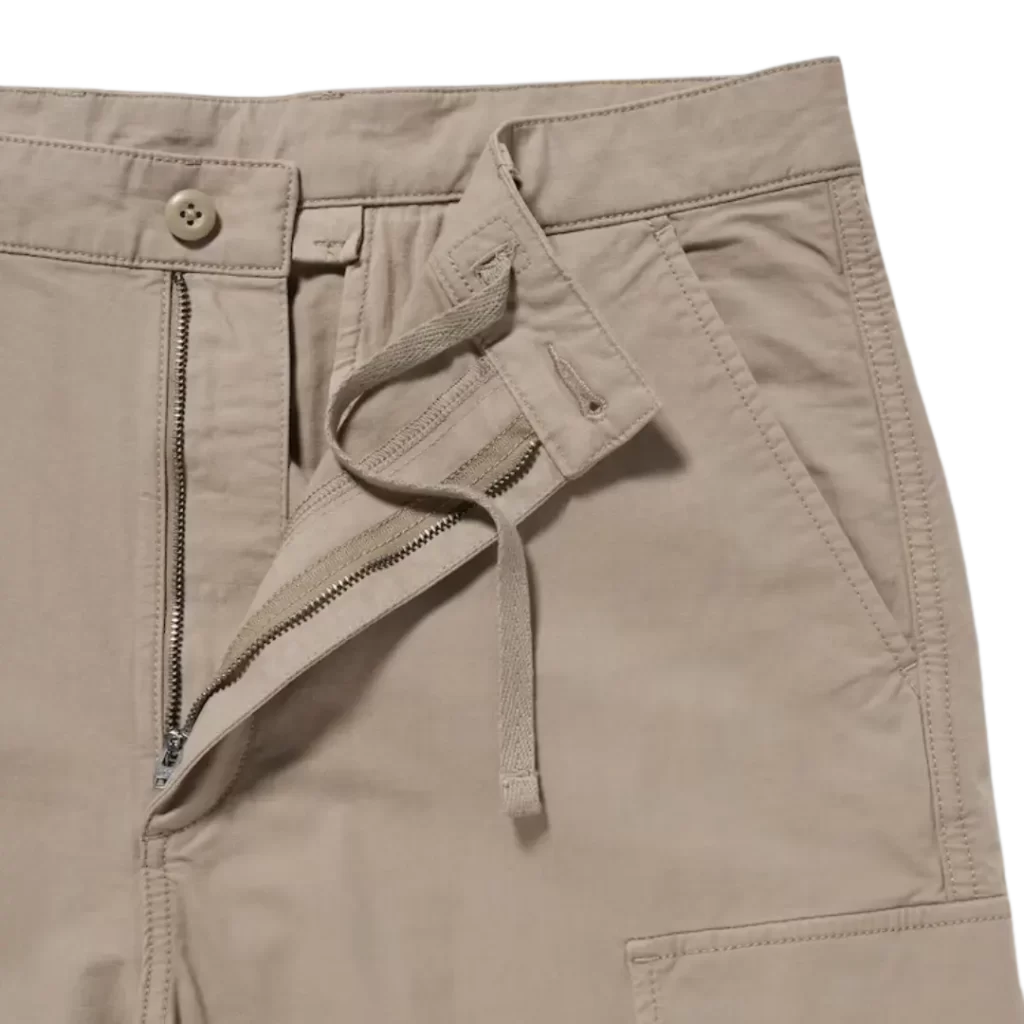 Detail bagian depan celana kargo