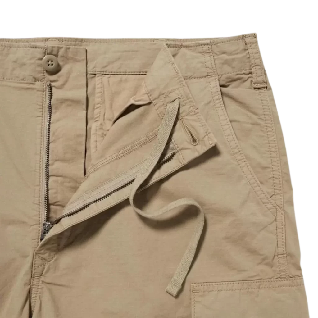 Detail kancing resleting dan tali pinggang celana kargo pendek