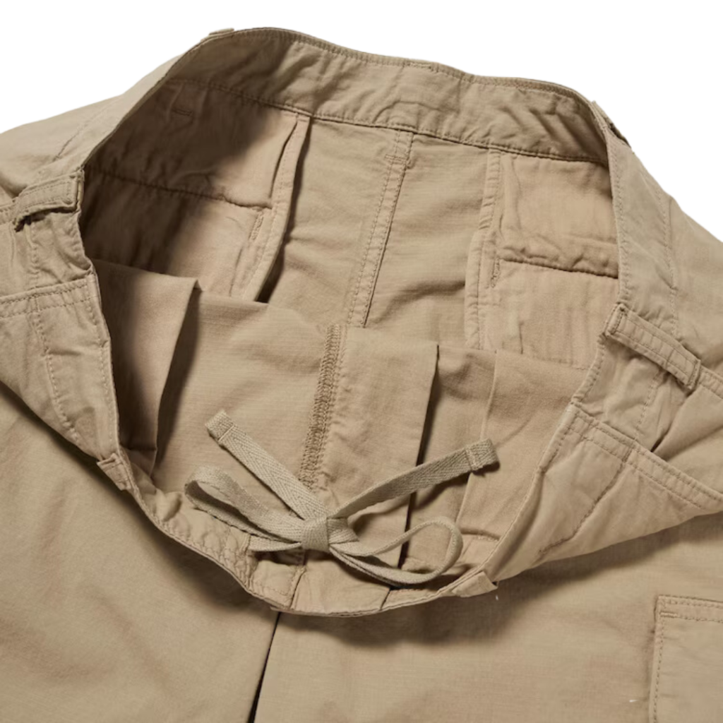 Detail tali pinggang elastis pada celana pendek kargo pria Uniqlo