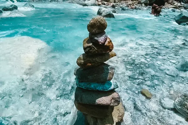 Fenomena alam sungai biru hijau tosca di Kawah Ratu