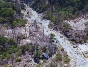 Pemandangan Kawah Ratu Gunung Salak dengan sungai biru dari atas