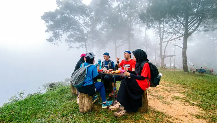 Bersantai di Puncak Bukit Daolong