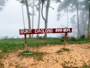 Papan Puncak Bukit Daolong 800 MDPL