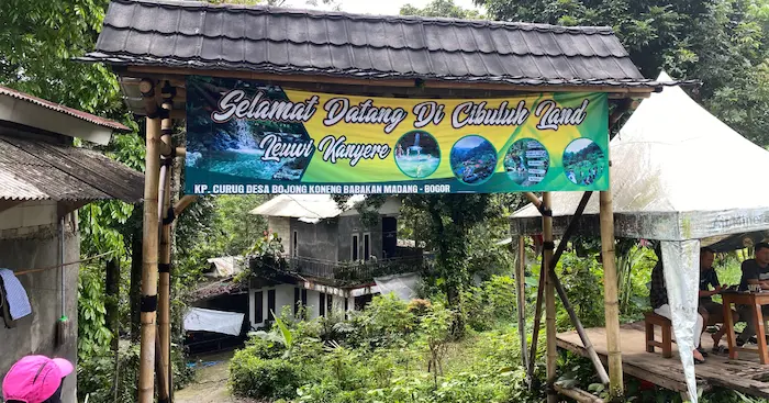 Pintu masuk menuju jalur pendakian Bukit Daolong via Cibuluh Land