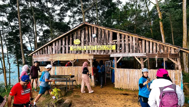 Shelter Bukit Daolong untuk istirahat