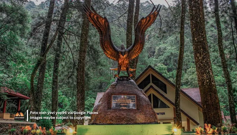 Patung di Suaka Elang Loji