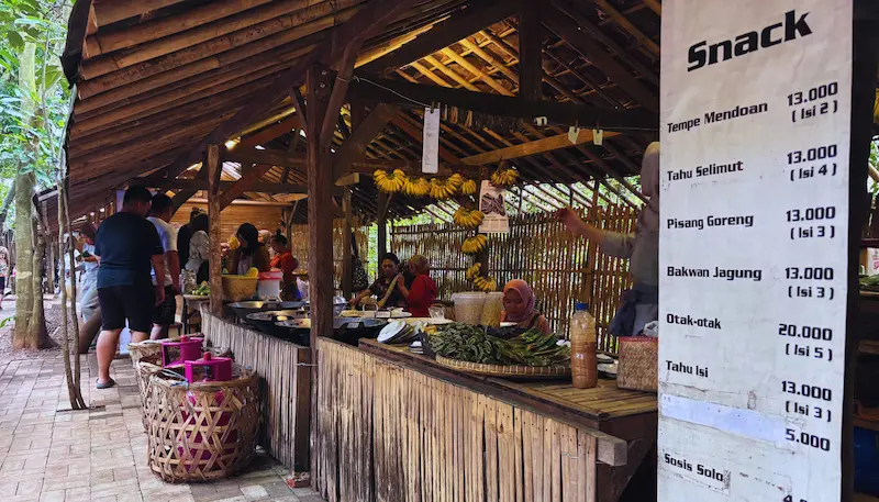 Area makanan ringan di Warung Tuman