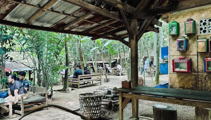 Area saung seng, tempat makan di Warung Tuman