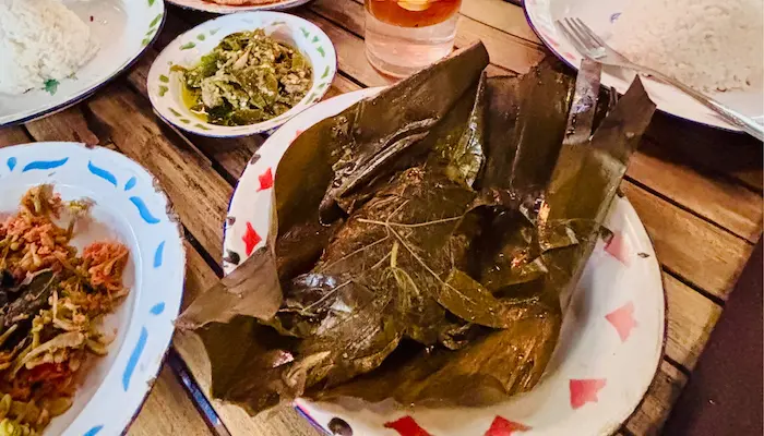 Pepes ikan peda yang dibungkus daun singkong dan daun pisang