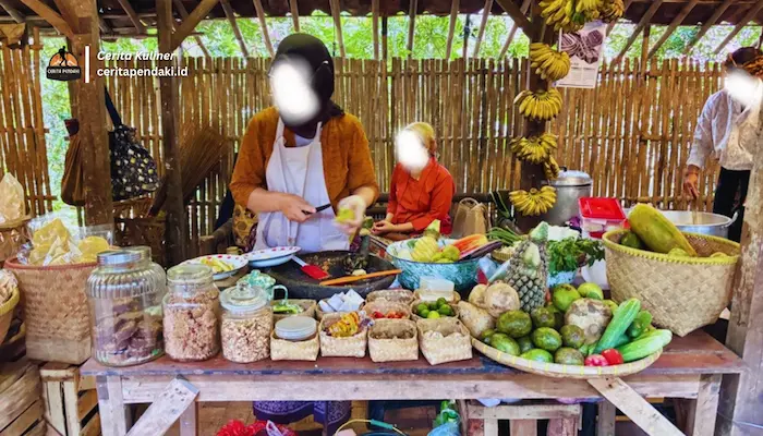 Salah satu stand saung yang menjual rujak