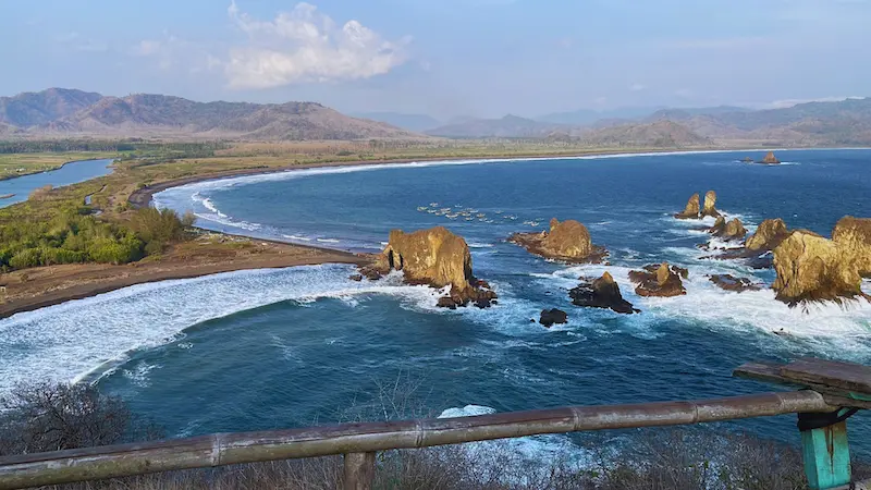 Teluk yang membentuk hati (love) di Jember