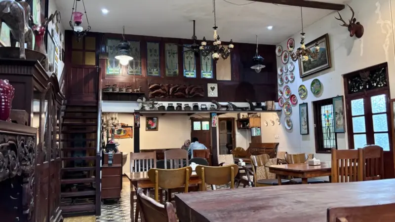 Ruangan indoor AC di Togu Coffee Roastery yang Dipenuhi Barang Antik