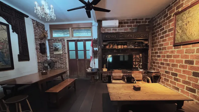 Salah satu ruangan di Togu Coffee dengan vibes jadoel