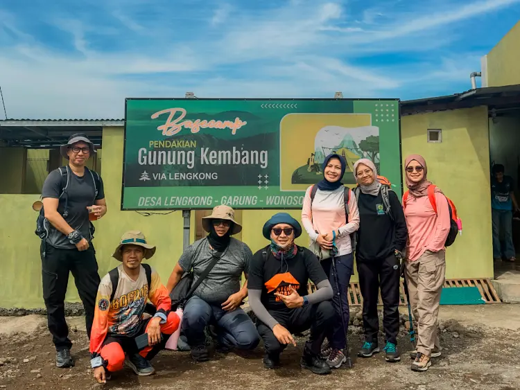 Foto wajib di depan Basecamp Gunung Kembang