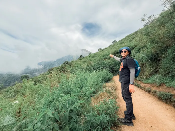 Jalur pendakian Gunung Kembang sangat bersih dan rapi