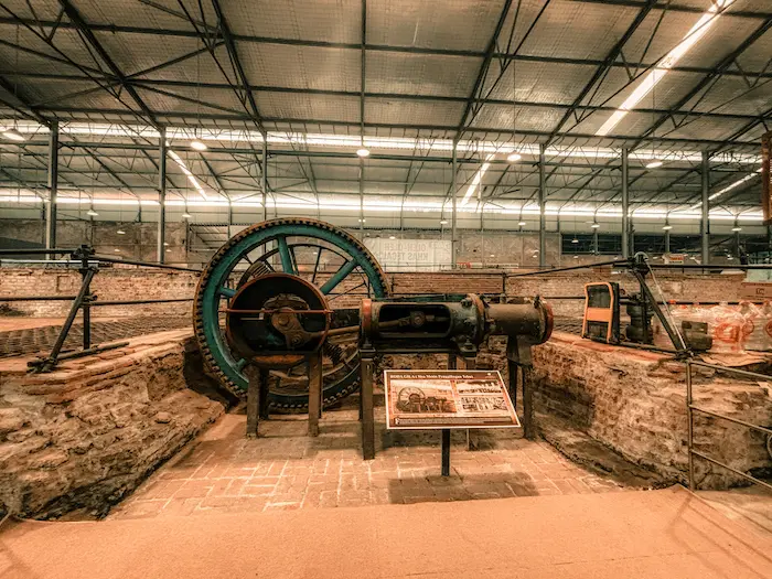 Roda gila, sisa mesin penggiling tebu di Rest Area KM 260