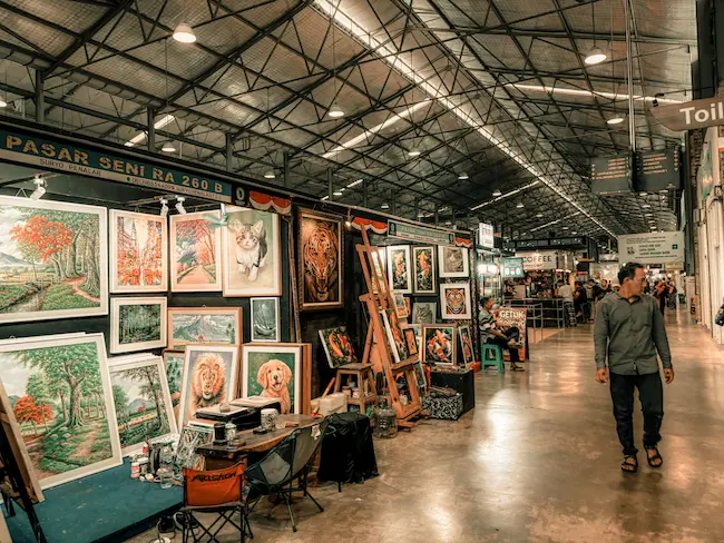 Selain makanan, ada juga kios kerajinan tangan dan lukisan