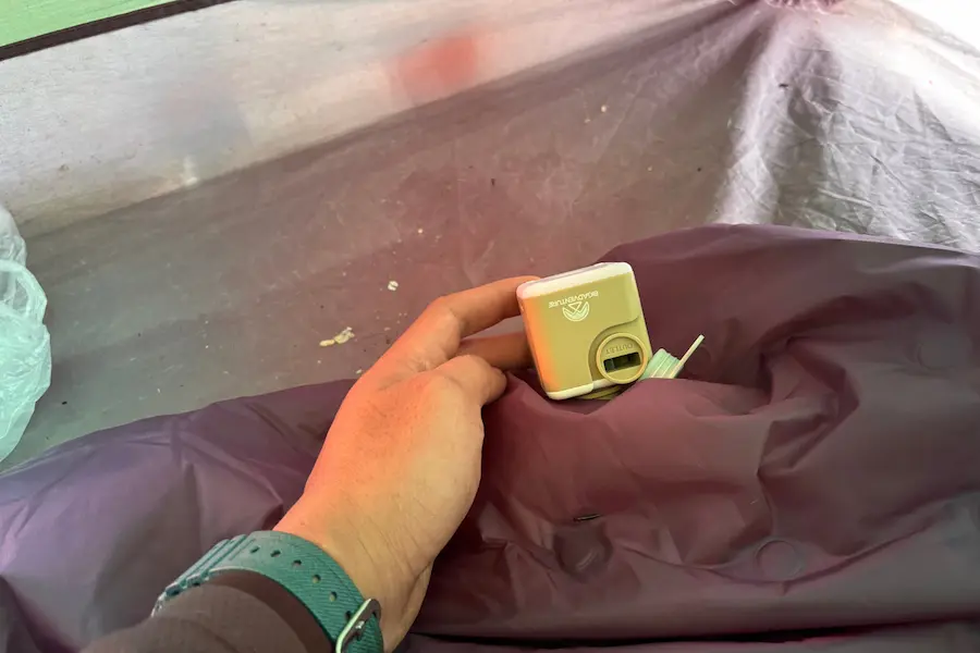 Matras angin Oro Ombo dari Bigadventure perlu dipompa dengan mesin pompa khusus