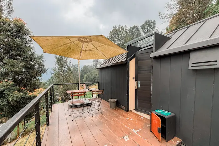 Area balkon untuk bersantai diluar kabin