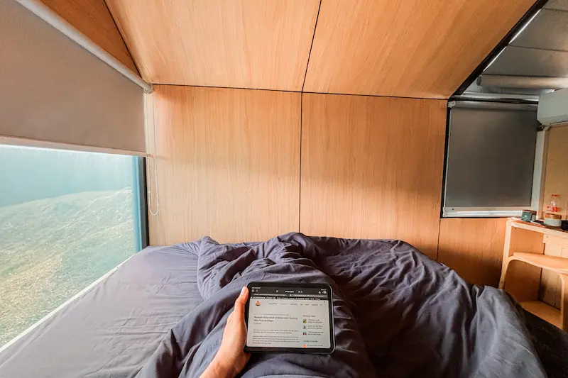 Ngerjain sidejob di Bobocabin sambil buka jendela