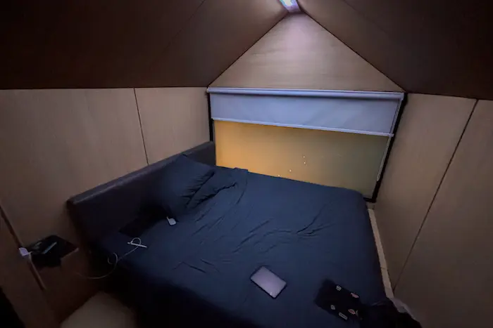 Suasana malam di dalam kabin