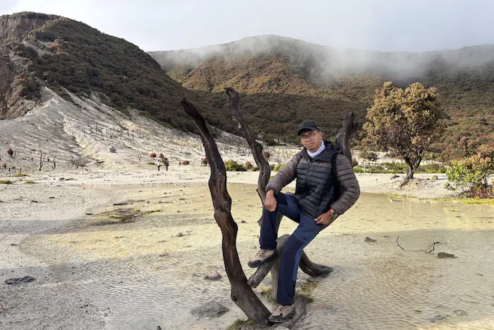 Dicky berpose di spot ikonik Hutan Mati Papandayan