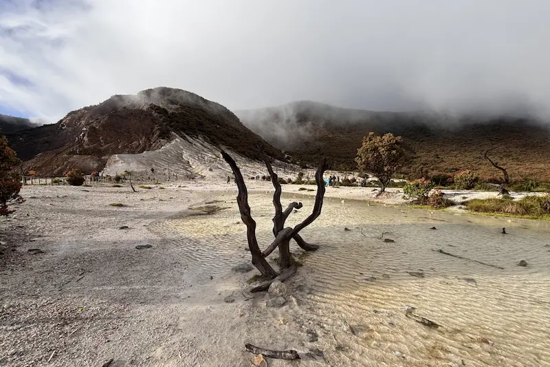 Gunung Papandayan sangat cocok untuk pendakian pertama