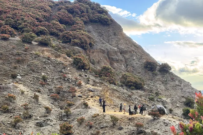 Jalur pendakian di Gunung Papandayan cukup jelas dan terbuka