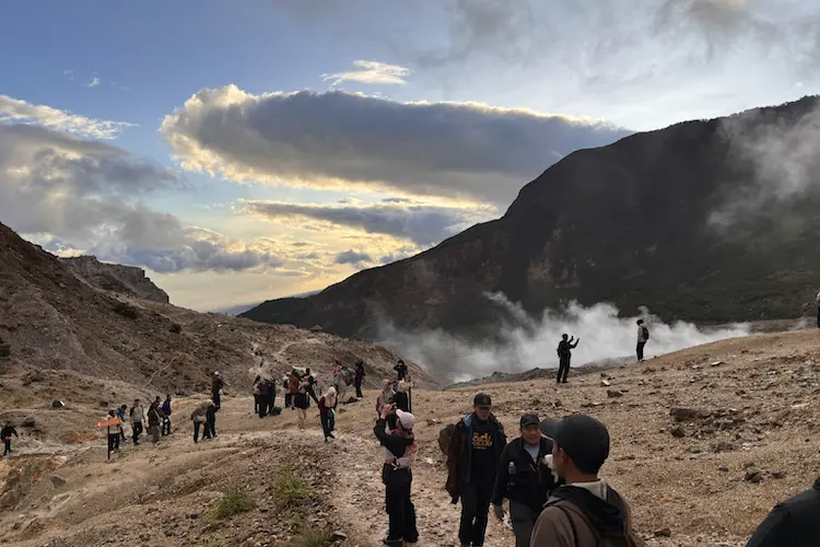 Pendakian di Papandayan terbilang santai sehingga cocok buat pemula