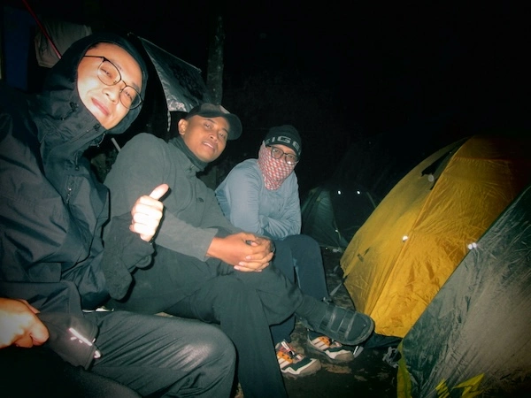 Bersantai di Pos 6 Sumber Hirup Gunung Ciremai via Sadarehe