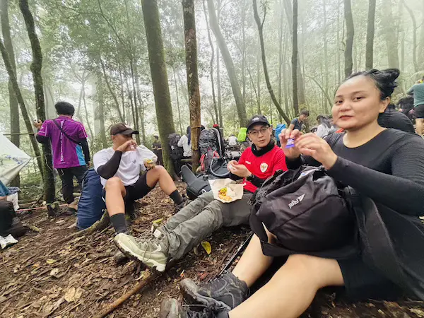 Makan siang di Pos 2 Tegal Jamuju Gunung Ciremai via Sadarehe