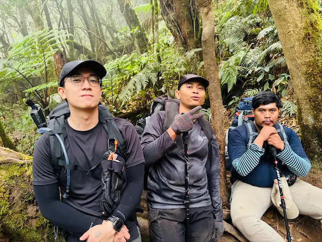 Kiri ke Kanan, John, Tyo & Didi di Jalur Pendakian Gede via Putri