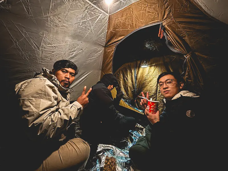 Makan malam sambil berbincang santai di tenda