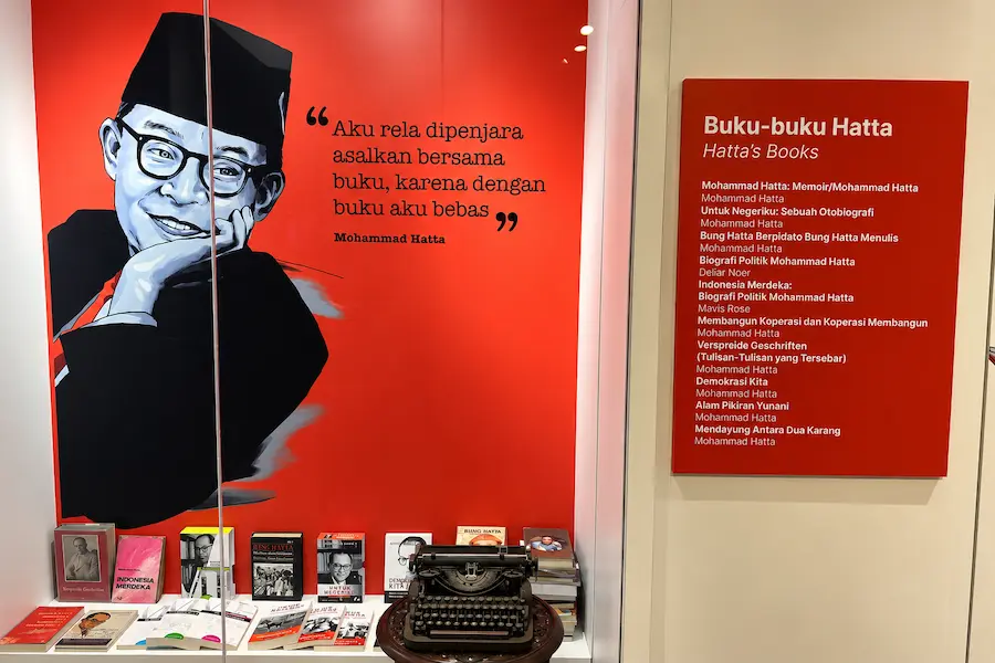 Aku rela dipenjara asalkan bersama buku, karena dengan buku aku bebas - Mohammad Hatta